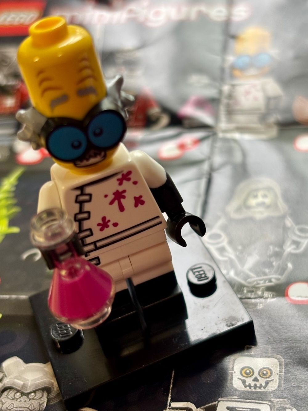 LEGO Series 14 "Monster Scientist" col14-3 with stand, pamphlet & accessories.